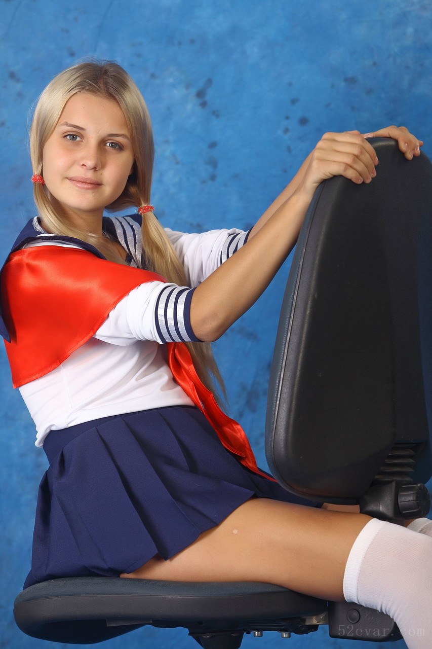 [200P+2V] Mika双马尾学生JK制服写真