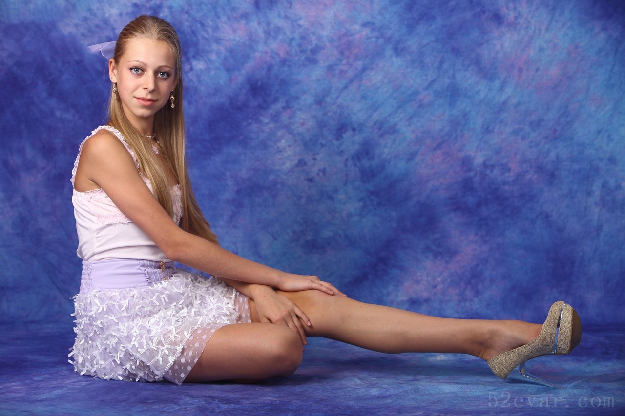 Anastasia白色蕾丝花裙写真