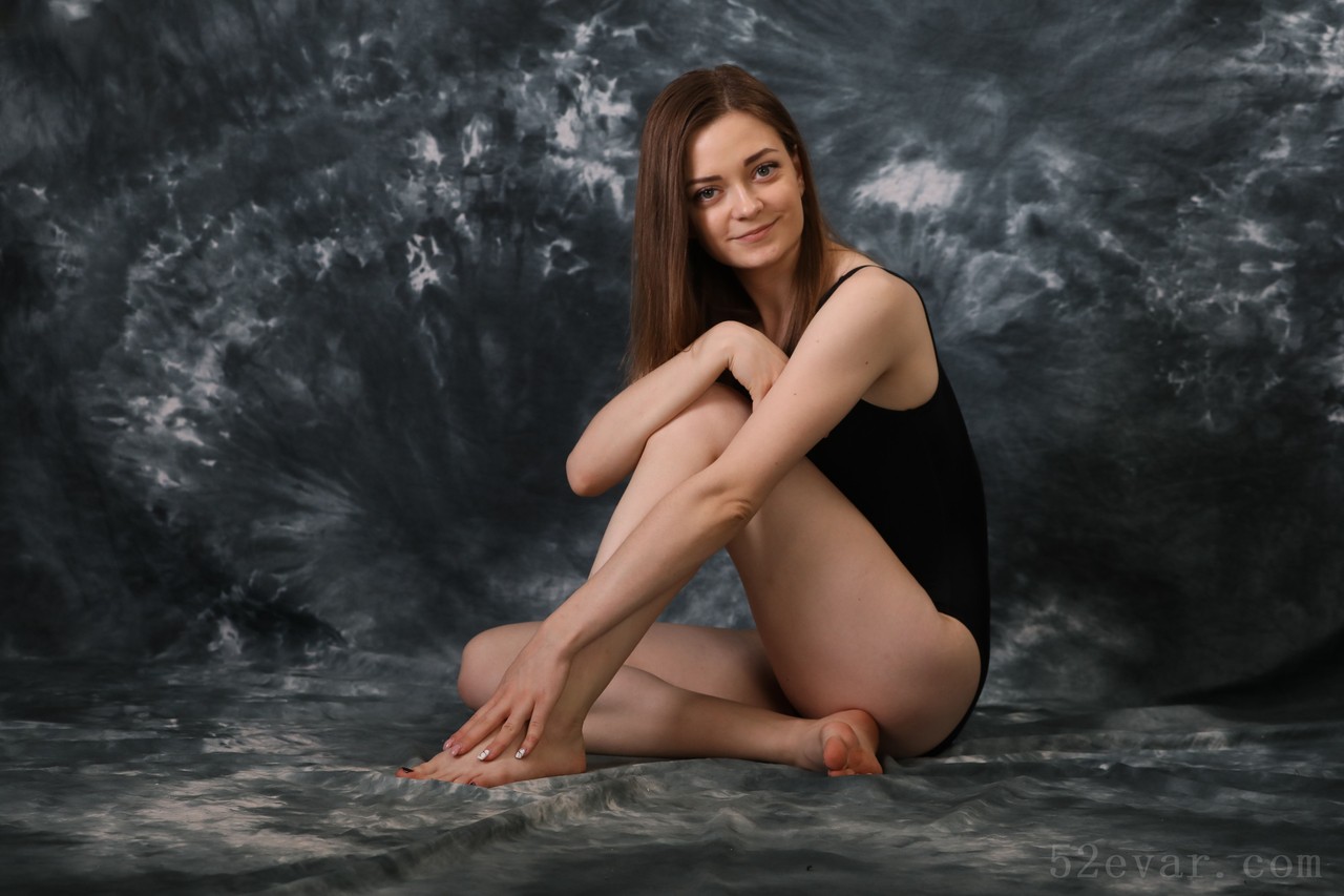 Lauren纯黑色泳装写真