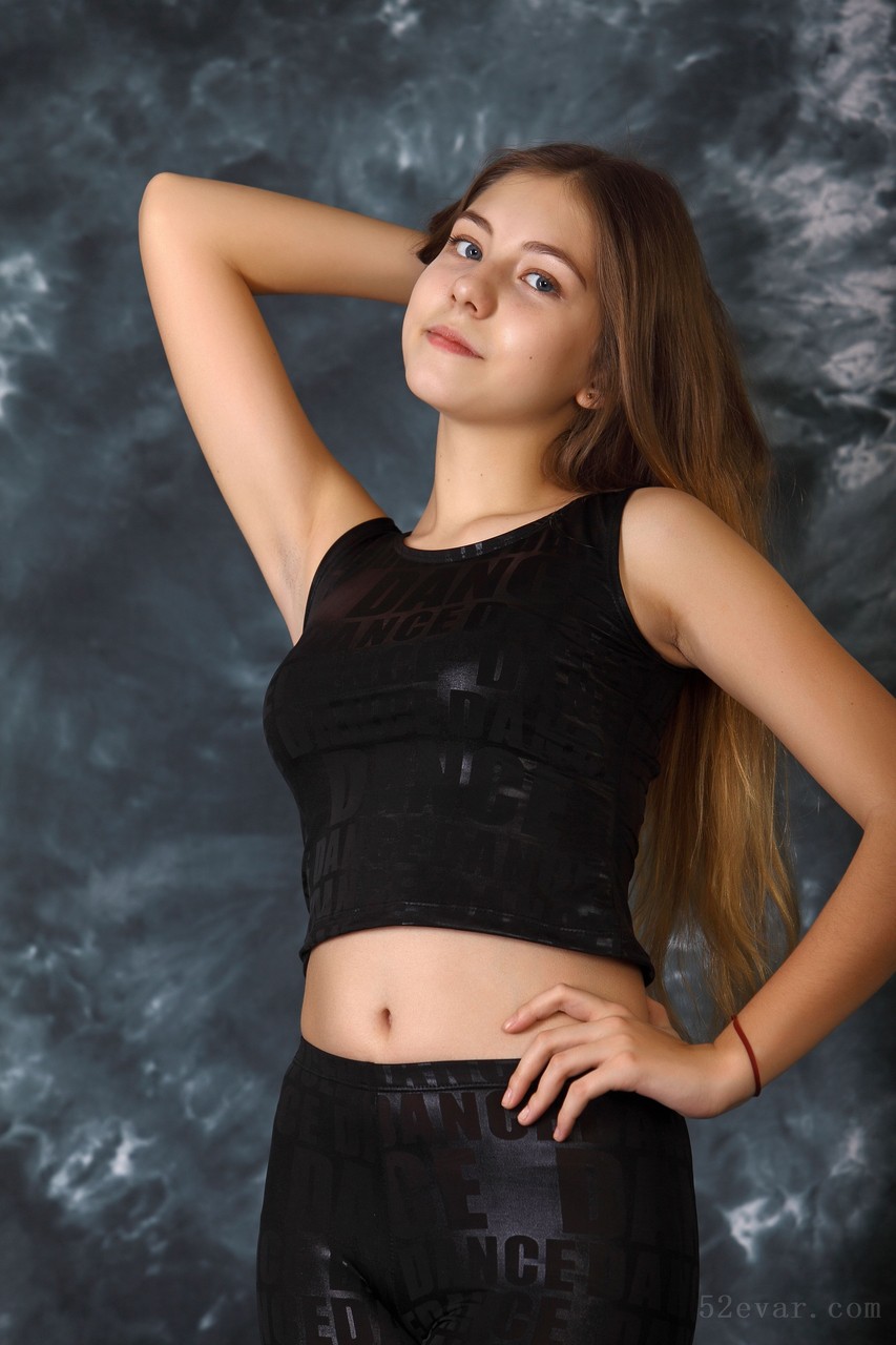 Alissa黑色皮裤高跟鞋写真