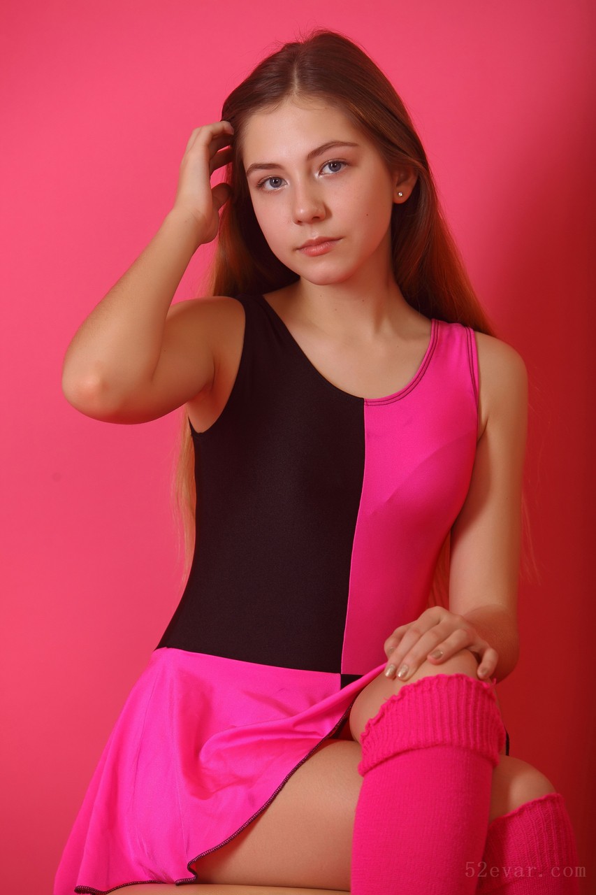 [233P] Alissa红黑相间短裙写真