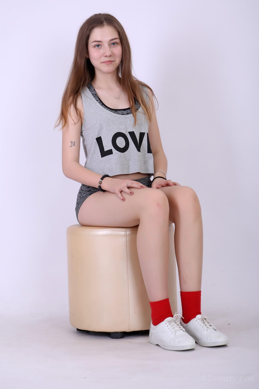 Alissa灰色短裤写真