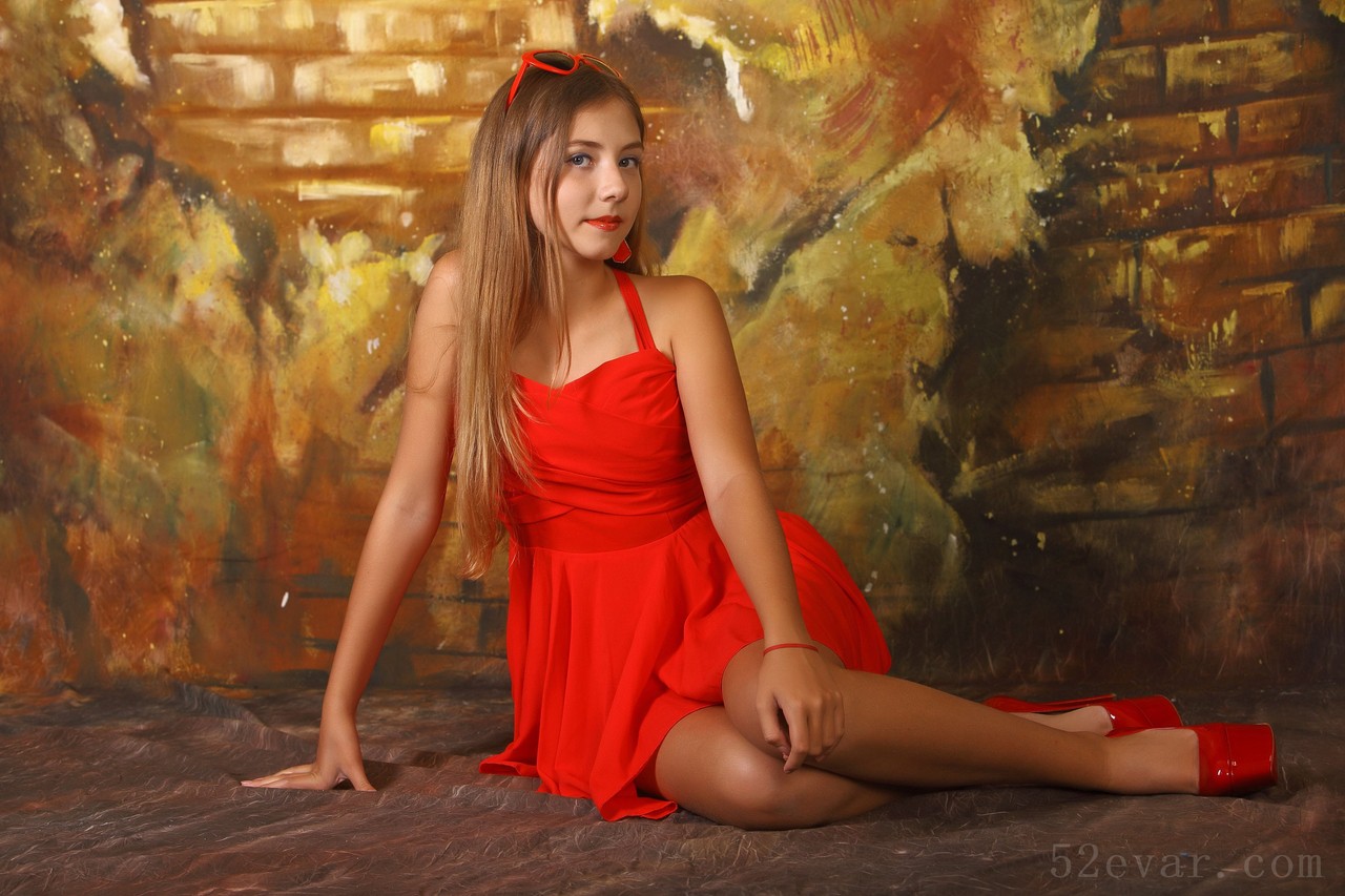 Alissa红裙沙滩风写真