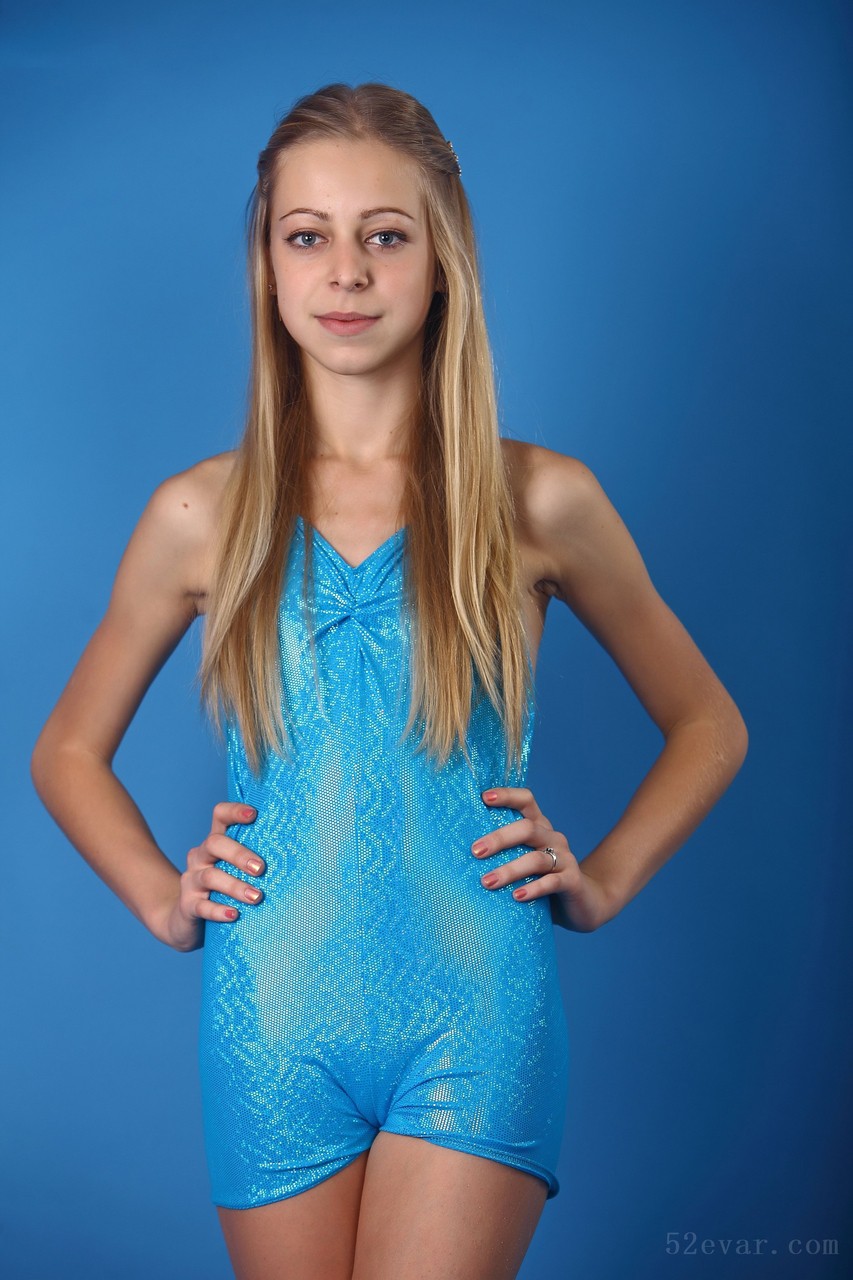 Anastasia蓝色泳装写真
