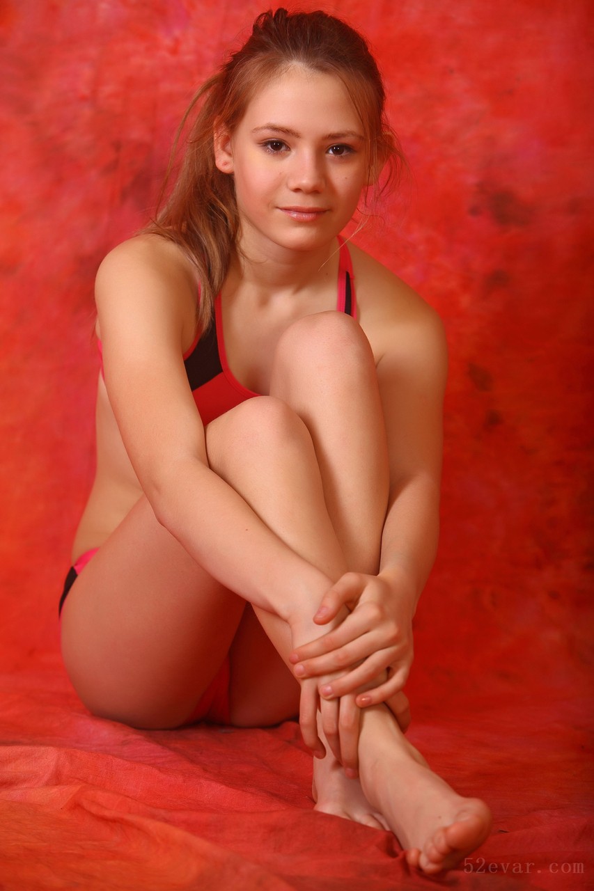 [170P] Elona暗红色内衣裤写真