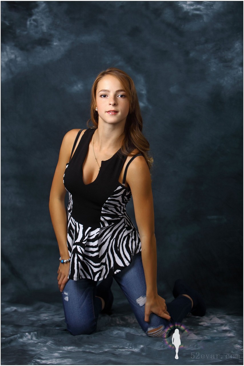 Eva深色牛仔裤写真