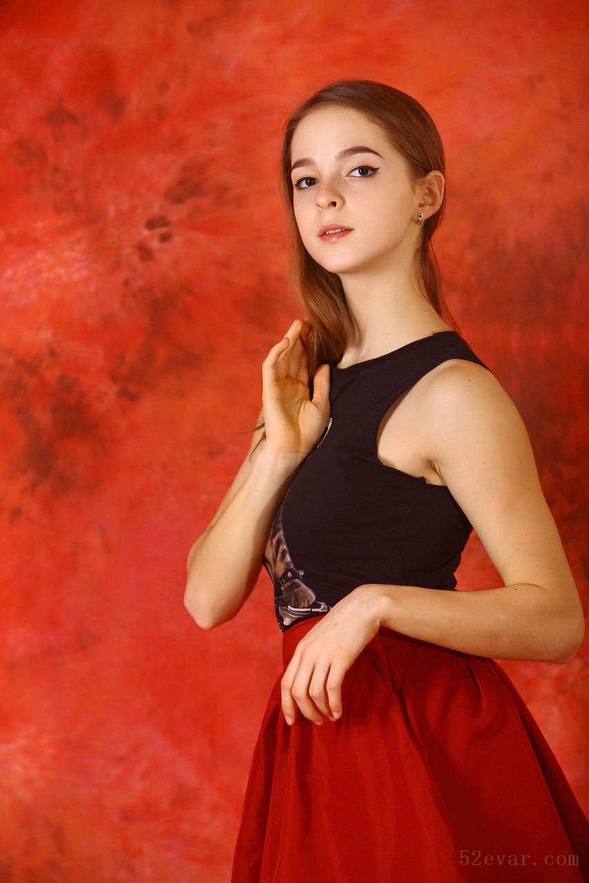 Eva酒红色JK裙写真