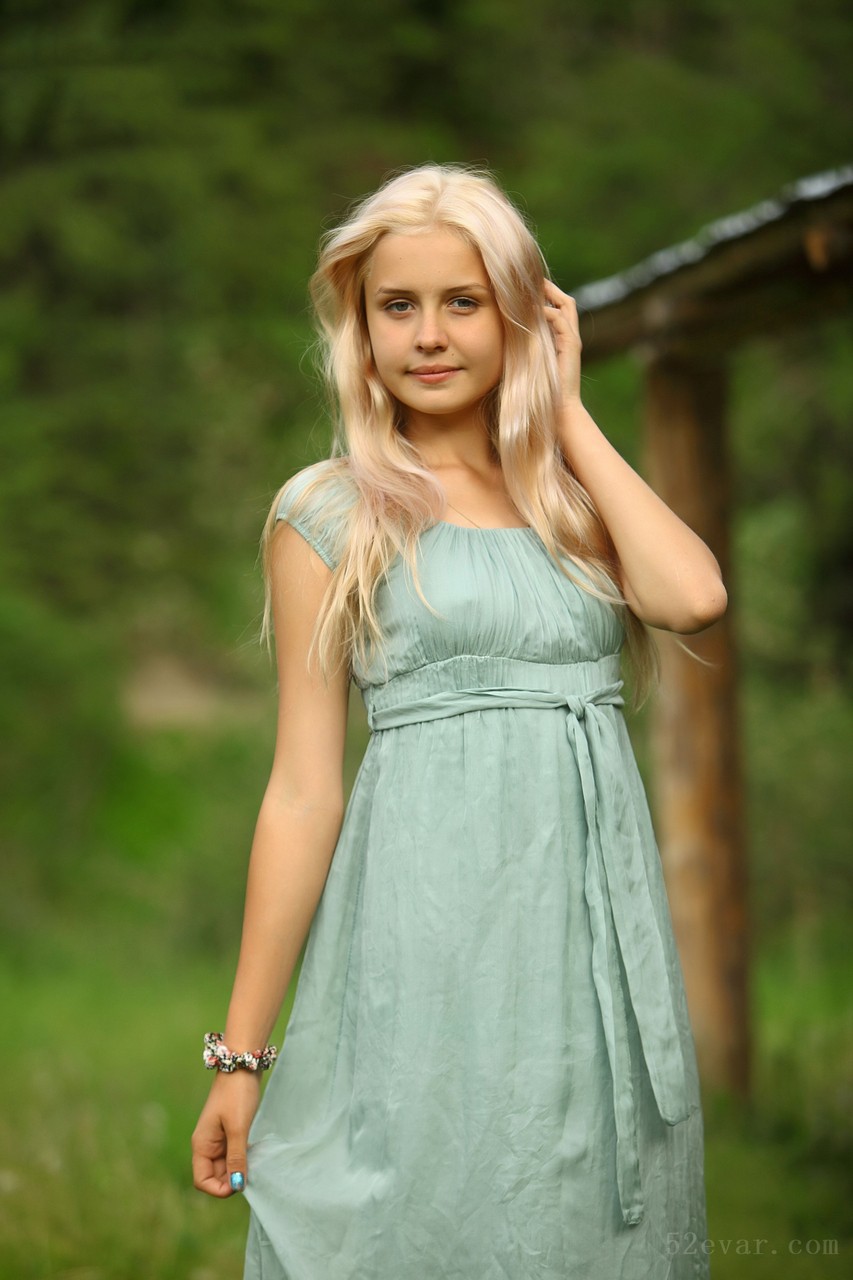 Mika草原长裙写真