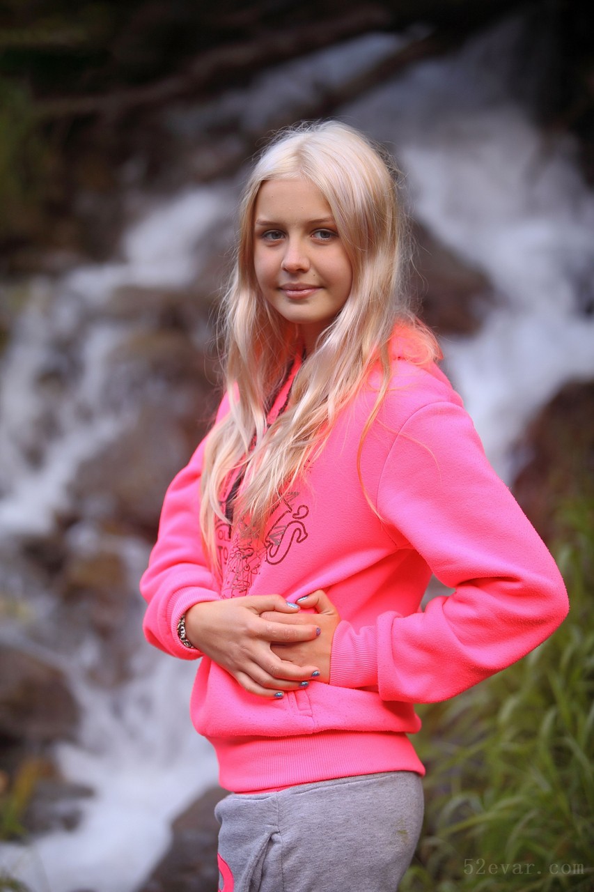 Mika红色上衣写真