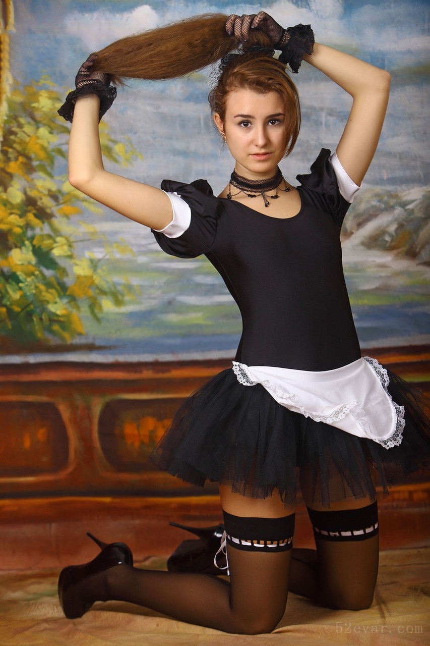 Yuliya黑丝女仆写真